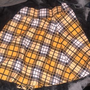Yellow pleated plaid skirt